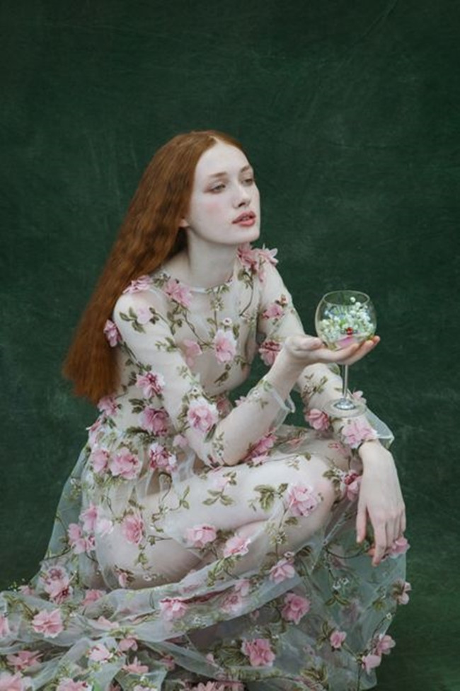 Bạn không nên diện đồ xuyên thấu đến những nơi cần sự trang nghiêm, tránh những bộ đồ hở hang.