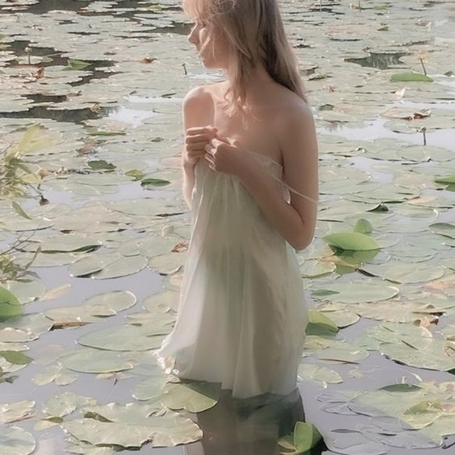 Váy xuyên thấu thường được kết hợp với dáng hở lưng hoặc chi tiết 2 dây.