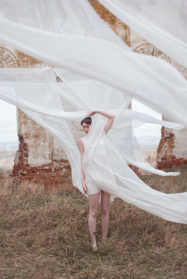 Bên cạnh đó, dáng váy có thiết kế hở lưng hay 2 dây không thích hợp để diện kiểu nội y thông thường.