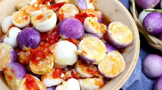 Lưu ý người không nên ăn cà pháo: - Do cà pháo có tính hàn, vì vậy người hư hàn, người mới ốm dậy, suy nhược không nên ăn cà, đặc biệt không nên ăn tái, sống vì có hàm lượng solanin trong quả cà xanh rất cao. Chất solanin rất độc, thậm chí với hàm lượng rất nhỏ.