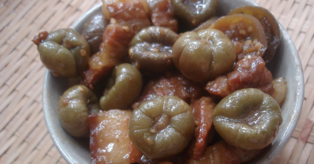 - Trị phụ nữ huyết hư, da vàng: Cà pháo già bổ ra phơi trong bóng râm cho khô, rồi tán bột mịn, ngày uống 2 lần, mỗi lần 8g chiêu với rượu hâm nóng.