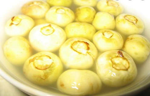 - Trị chân tay nứt nẻ: Cà pháo giã nát với lá lốt, lấy nước bôi hoặc dùng rễ và cả cây cà khô nấu nước ngâm rửa.