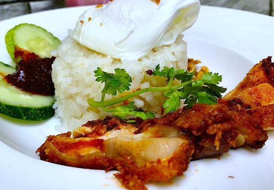 4. Malaysia: Nasi Lemak là món ăn truyền thống không thể thiếu vào ngày Quốc khánh 31/8 hàng năm ở Malaysia. Thành phần chính của món ăn gồm cá khô, lạc rang ăn cùng cơm nấu nước cốt dừa. Món ăn này mang ý nghĩa đoàn kết tất cả mọi người. Ảnh: IG.