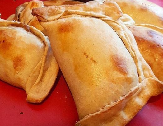 10. Chile: Bánh Empenadas Chile được nướng bằng củi, hình thức vuông vắn và có nhân thịt được tẩm ướp gia vị. Ảnh: IG.