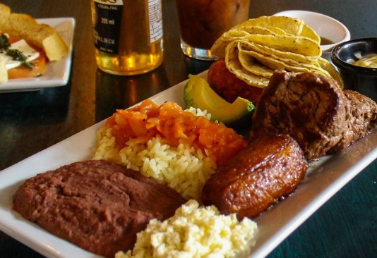 9. Honduras: Ngày Quốc khánh Honduras được tổ chức vào ngày 15/9. Plato Tipico là món ăn phổ biến vào dịp này của người dân Honduras. Ảnh: IG.