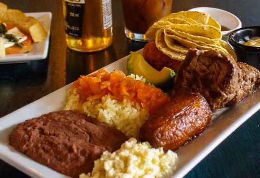 9. Honduras: Ngày Quốc khánh Honduras được tổ chức vào ngày 15/9. Plato Tipico là món ăn phổ biến vào dịp này của người dân Honduras. Ảnh: IG.