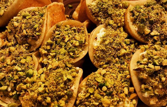 6. Ai Cập: Người dân Ai Cập thường chuẩn bị Qatayef, một loại bánh nhân các loại hạt hoặc pho mát, vào ngày Độc lập 28/2 của họ. Ảnh: IG.