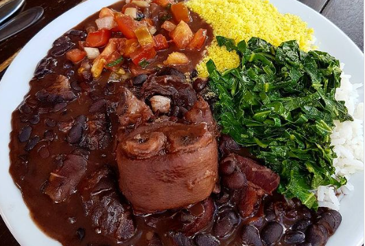 8. Brazil: Feijoada là món ăn quốc dân của Brazil. Món ăn này được chế biến từ đậu, thịt hầm và một số bộ phận từ lợn như lưỡi, tai hay đuôi. Ảnh: IG.