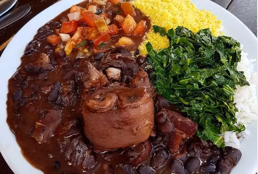 8. Brazil: Feijoada là món ăn quốc dân của Brazil. Món ăn này được chế biến từ đậu, thịt hầm và một số bộ phận từ lợn như lưỡi, tai hay đuôi. Ảnh: IG.