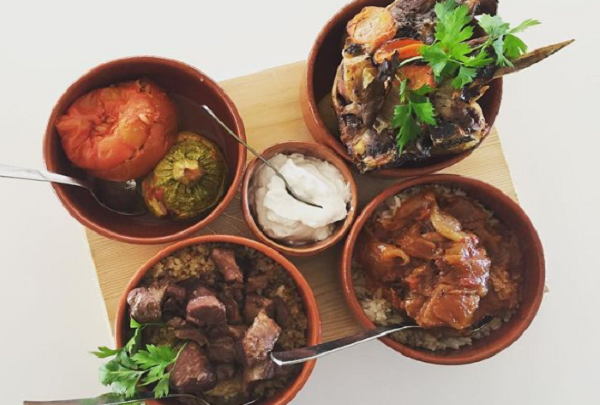 3. Hy Lạp: Ngày 25/3 là dịp lý tưởng để nấu món thịt cừu ninh Kleftiko ở Hy Lạp. Khi chế biến, người ta thường để cả tảng thịt to ướp tỏi và thảo mộc, khoai tây và đem ninh nhừ để thịt mềm. Ảnh: IG.