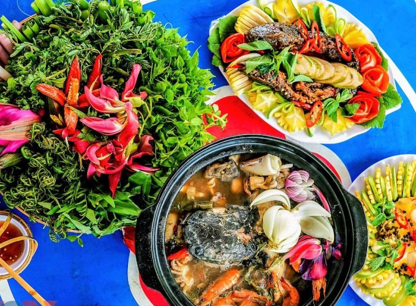 Với mùi mắm cá sặc thơm nồng đặc trưng tưởng khó ăn nhưng một khi đã thử qua sẽ chinh phục mọi giác quan của người thưởng thức kết hợp cùng các loại hải sản đồng quê như lươn, cá lóc đồng, thịt cua, ốc lác cùng các loại rau ăn kèm, hội tụ đầy đủ các vị đồng quê đến hoang dã của U Minh trù phú như bông súng, cải xanh, rau đắng, càng cua hăng hăng, bắp chuối, đọt nhãn lồng, đậu bắp, đọt choại…