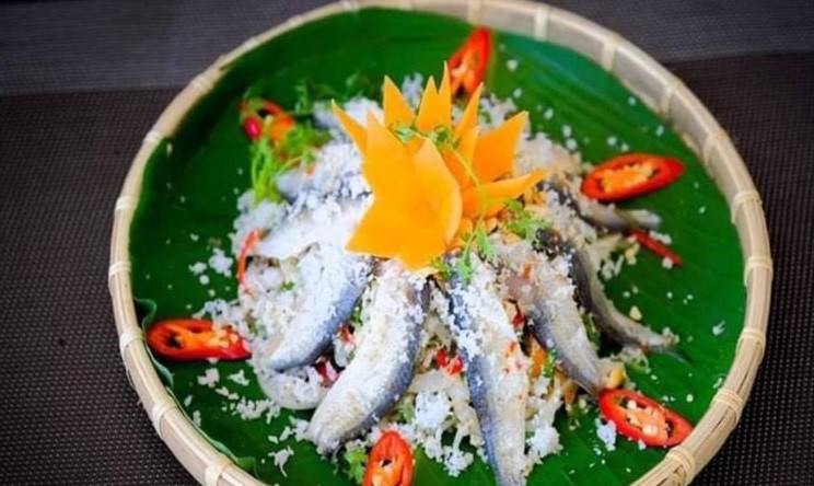 Cá trích tươi được làm sạch, phi lê, sau đó cho vào nước chanh để khử mùi tanh và giúp làm tái cá, sau đó cá được vớt ra, để ráo rồi trộn với củ hành tây xắt lát mỏng, rau mùi, hành phi, dừa nạo băm nhuyễn... Điều làm nên vị đặc biệt của món ăn này là nước mắm chua ngọt nhưng đậm đà, sóng sánh được pha theo cách riêng của người địa phương với thật nhiều đậu phộng rang giã nhuyễn.