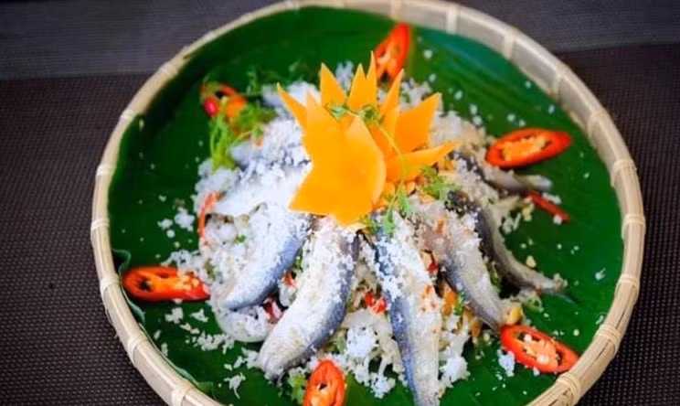 Cá trích tươi được làm sạch, phi lê, sau đó cho vào nước chanh để khử mùi tanh và giúp làm tái cá, sau đó cá được vớt ra, để ráo rồi trộn với củ hành tây xắt lát mỏng, rau mùi, hành phi, dừa nạo băm nhuyễn... Điều làm nên vị đặc biệt của món ăn này là nước mắm chua ngọt nhưng đậm đà, sóng sánh được pha theo cách riêng của người địa phương với thật nhiều đậu phộng rang giã nhuyễn.