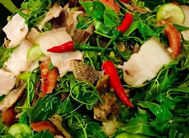 Gỏi sầu đâu là món ăn dân dã và là bài thuốc cho sức khỏe. Món ăn này là sự kết hợp tinh tế giữa vị đắng của lá sầu đâu, vị béo của thịt, vị ngọt của tôm, vị mặn của khô cá, vị chua của xoài, hương thơm nồng các loại rau tạo nên hương vị đặc trưng, lạ miệng và thơm ngon khó tả.