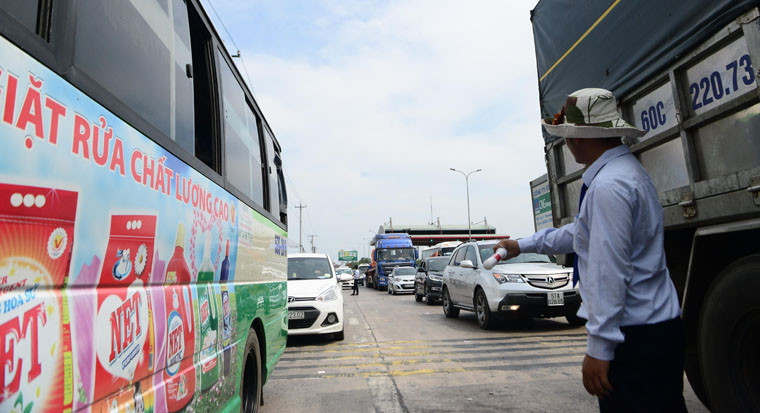 ... và quan sát lượng xe để thực hiện việc xả trạm.