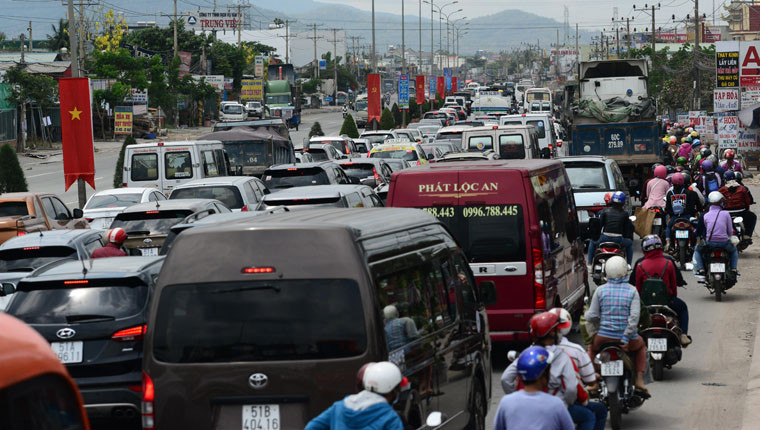 Thời điểm phương tiện tập trung đông nhất là vào buổi sáng đến đầu giờ chiều. Trên làn ôtô, nhiều đoạn xe cộ phải xếp hàng dài cả cây số để chờ quan đèn đỏ tại các giao lộ.