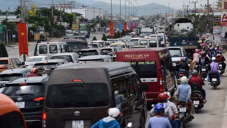 Thời điểm phương tiện tập trung đông nhất là vào buổi sáng đến đầu giờ chiều. Trên làn ôtô, nhiều đoạn xe cộ phải xếp hàng dài cả cây số để chờ quan đèn đỏ tại các giao lộ.