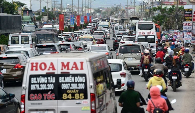 Nghiêm trọng nhất là tình trạng ùn ứ suốt trong ngày hôm nay 29/4 khi lượng xe khách, ôtô, xe máy ào ạt đổ về TP biển để du lịch nghỉ lễ 30/4 và 1/5.