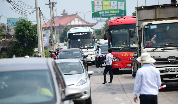Làn đường xe máy luôn chật kín khi ôtô, xe khách liên tục tràn qua để cố thoát khỏi tình trạng kẹt xe khiến giao thông càng thêm hỗn loạn.