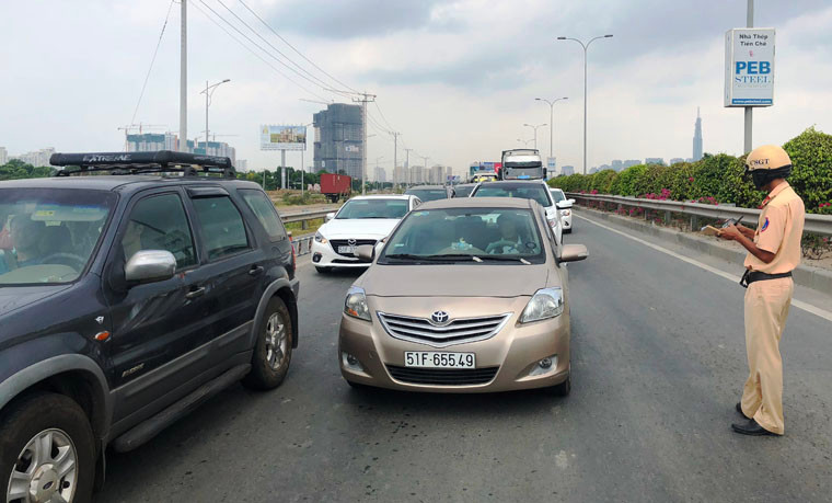 Ngay khi CSGT Cát Lái và lực lượng tuần đường cao tốc tiến hành xử lý, giải tỏa hiện trường thì tiếp tục xảy ra vụ tai nạn liên hoàn khá nghiêm trọng giữa 3 ôtô khác cũng gần vị trí nói trên.