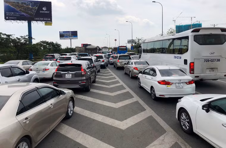 Các phương tiện trong vụ tai nạn bị hư hỏng nặng, nằm chắn hết làn đường khiến giao thông trên cao tốc bị thu hẹp.