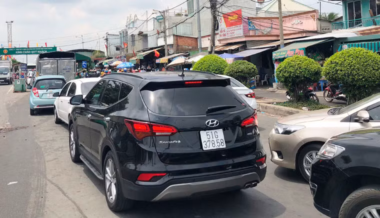 Nhiều người đã chuyển hướng lưu thông để đi phà Cát Lái phía bờ quận 2 để về Nhơn Trạch cũng đã khiến giao thông trên đường về phà Cát Lái kẹt cứng. 