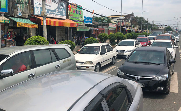 Giao thông trước bến phà Cát Lái (quận 2) bị ùn ứ nghiêm trọng sáng 29/4.
