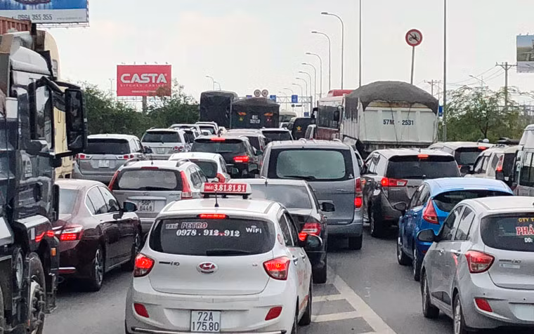 Cùng thời điểm này, hàng nghìn phương tiện từ các hướng XLHN, Mai Chí Thọ, Lương Định Của, Đồng Văn Cống, Nguyễn Thị Định…đổ về để lên cao tốc đã khiến tình hình ùn tắc giao thông diễn ra vô cùng nghiêm trọng.