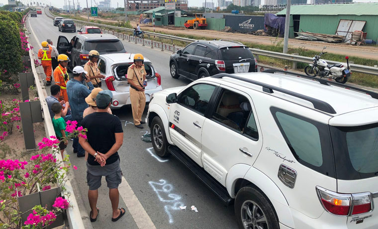 Theo thông tin từ CSGT, khoảng 8h cùng ngày, đúng vào thời điểm phương tiện từ các hướng đường ở TP HCM tấp nập đổ về đường cao tốc HLD để đi các tỉnh nhân dịp nghỉ lễ 30/4 và 1/5 thì xảy ra vụ va chạm liên hoàn giữa 6 ôtô trên đường cao tốc theo hướng TP HCM đi Long Thành (đoạn gần cầu Mương Kênh, quận 2).