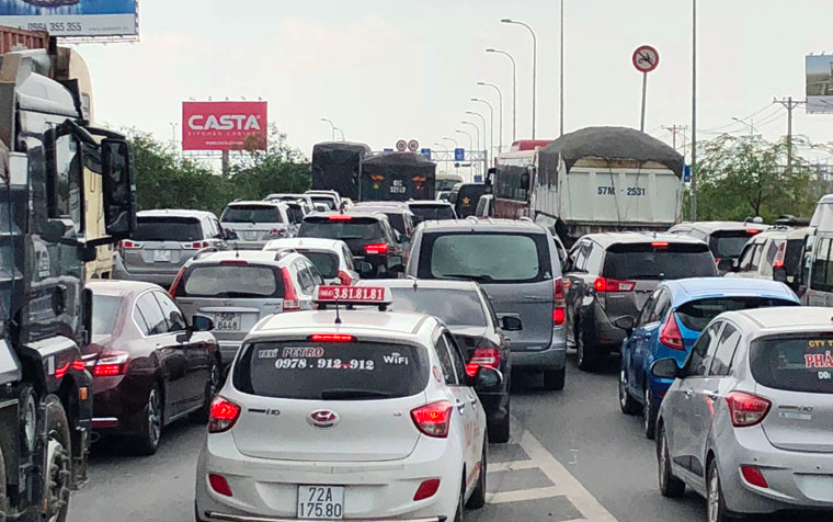 Cùng thời điểm này, hàng nghìn phương tiện từ các hướng XLHN, Mai Chí Thọ, Lương Định Của, Đồng Văn Cống, Nguyễn Thị Định…đổ về để lên cao tốc đã khiến tình hình ùn tắc giao thông diễn ra vô cùng nghiêm trọng.