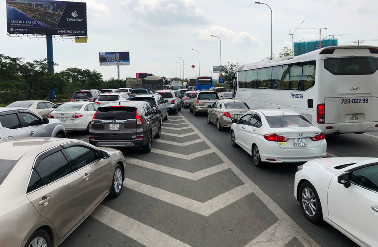 Các phương tiện trong vụ tai nạn bị hư hỏng nặng, nằm chắn hết làn đường khiến giao thông trên cao tốc bị thu hẹp.