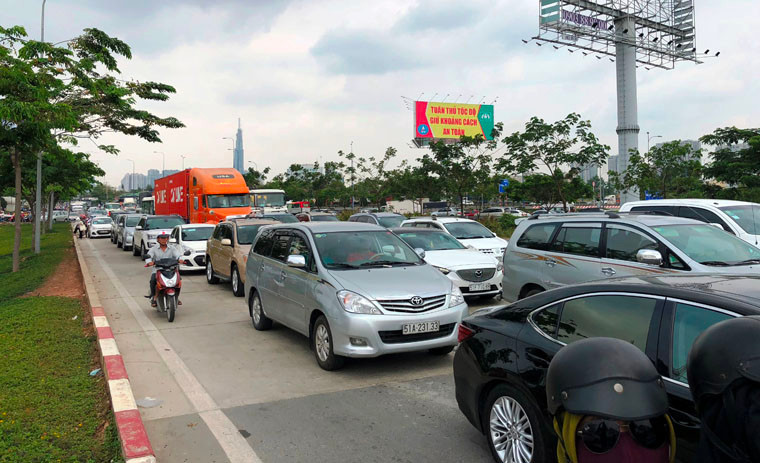 Tuy nhiên phương tiện vẫn còn di chuyển chậm từ TP HCM đi các tỉnh.