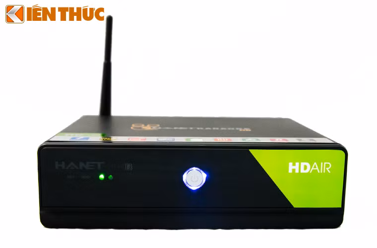 Mặt trước đơn giản với nút nguồn và đèn LED báo tình trạng hoạt động.