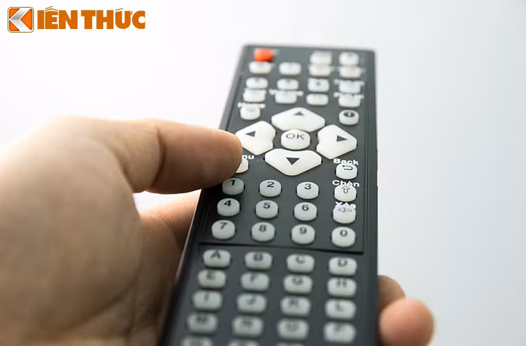 Remote vừa tay với phím bấm nhạy.