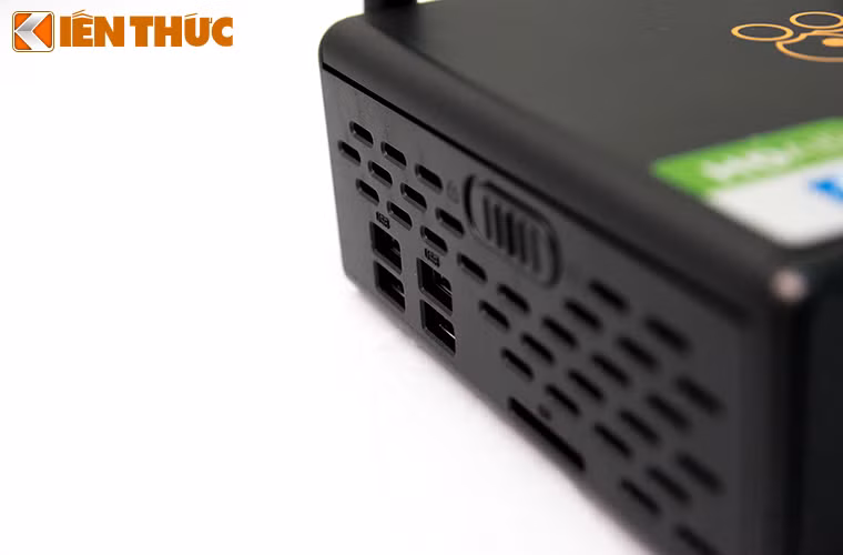 Các cổn USB ở mặt bên dùng để kết nối với thiết bị lưu trữ hoặc chuột/bàn phím.