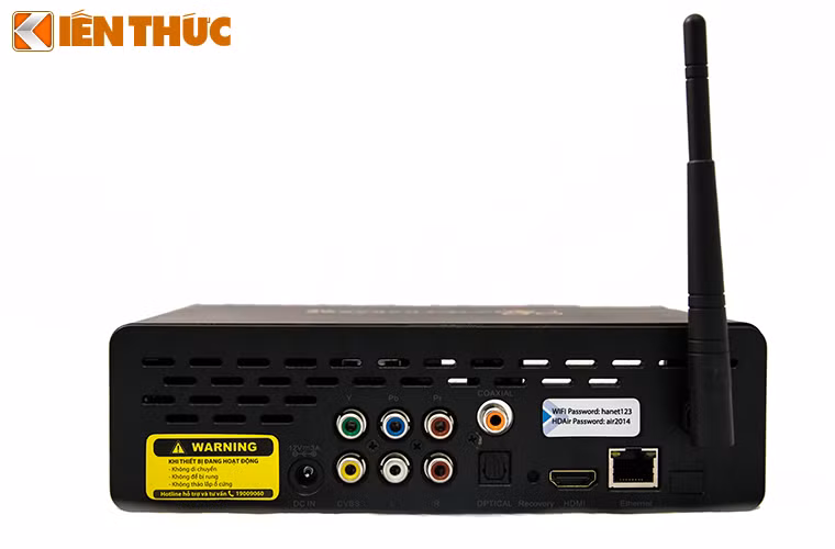 Mặt sau đầy đủ các kết nối cần thiết cho nhu cần giải trí như HDMI, LAN, Optical, Coxiaxial và cổng analog cho tín hiệu hình ảnh lẫn âm thanh.