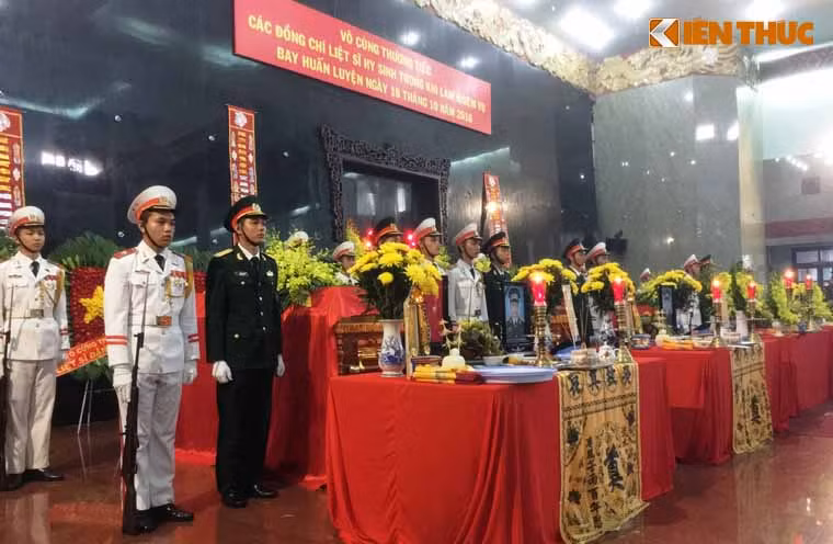 Sáng nay (21/10), tại nhà tang lễ Bộ Quốc phòng (phía Nam, TP HCM), Đảng uỷ, Bộ Tư lệnh Binh đoàn 18 cùng gia đình đã tổ chức lễ tang cho 3 phi công máy bay EC-130T2 hy sinh khi làm nhiệm vụ bay huấn luyện. Lễ tang được tổ chức trang trọng theo nghi thức quân đội.