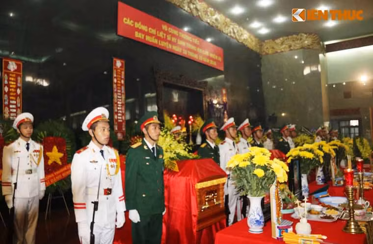 Đúng 7h ngày 21/10, Ban tổ chức lễ tang do Thiếu tướng Hà Tiến Dũng, Tư lệnh Binh đoàn 18, làm Trưởng ban cùng gia đình đã thắp hương viếng tang 3 sĩ quan là Thiếu tá Dương Lê Minh, Thượng uý Đặng Đình Duy và Thượng uý Nguyễn Văn Tùng.