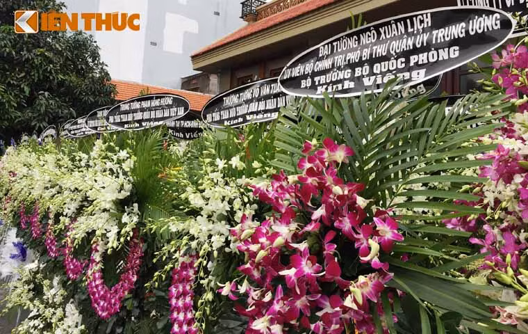 Bộ Quốc phòng, Đoàn đại biểu Bộ Tổng Tham mưu Quân đội Nhân dân Việt Nam, Quân chủng Phòng không - Không quân, Quân chủng Hải quân, Quân khu 7, Quân đoàn 4, Bộ Tư lệnh Cảnh sát biển; các đơn vị quân đội đóng trên địa bàn Quân khu 7; Thành uỷ, Tỉnh uỷ, HĐND, UBND, UBMTTQ Việt Nam TP.HCM, Bà Rịa- Vũng Tàu; các ban, ngành đoàn thể và nhân dân các địa phương... đã đến viếng, gửi vòng hoa chia buồn với gia đình, người thân các quân nhân đã hy sinh trong vụ máy bay trực thăng rơi ở Bà Rịa - Vũng Tàu.