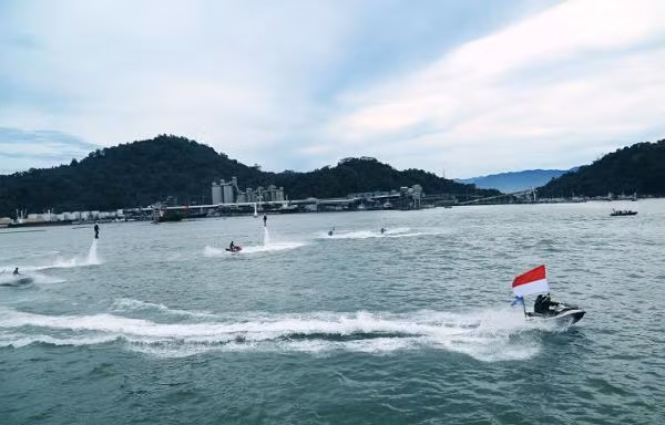 Hải quân Indonesia biểu diễn mô tô nước tại Lễ duyệt binh tàu.