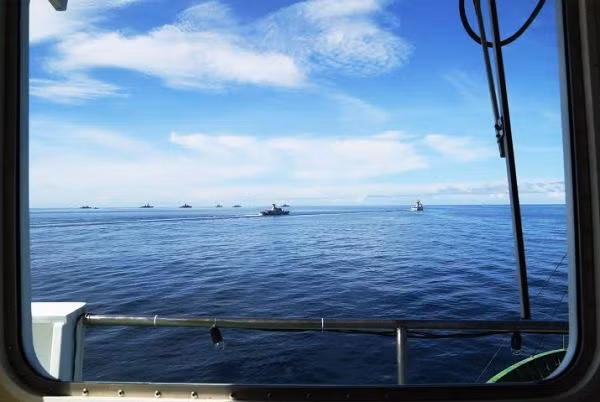 Đội hình tàu hải quân các nước tham gia diễn tập duyệt binh nhìn từ Tàu 561.