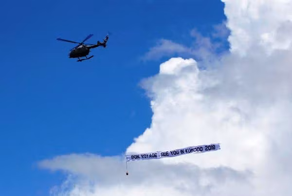 Chiều 16/4, những hồi còi vang lên từ Tàu Bệnh viện 561 thay cho lời chào tạm biệt của Hải quân nhân dân Việt Nam đối với Hải quân các nước và đất nước Indonesia, khép lại một hành trình nhiều ý nghĩa tham gia Diễn tập Komodo 2016. Ảnh: Trực thăng nước chủ nhà chào đội hình tàu và hẹn gặp lại trong cuộc diễn tập lần sau.