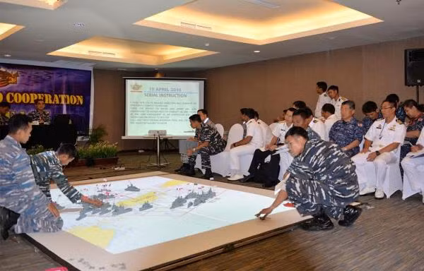 Diễn tập Hải đồ - Sa bàn về gìn giữ hòa bình trên biển và cứu trợ thảm họa tại Padang.