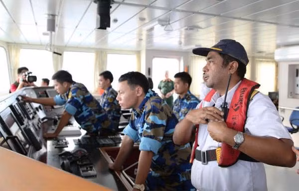 Với chủ đề “Sẵn sàng và hợp tác vì hòa bình”, Hải quân nhân dân Việt Nam tham gia cuộc diễn tập này nhằm tiếp tục tăng cường tình hữu nghị, xây dựng lòng tin, thể hiện tinh thần, trách nhiệm của Việt Nam trong xử lý các vấn đề an ninh hàng hải, duy trì hòa bình và ổn định trong khu vực; tham gia các hoạt động hỗ trợ nhân đạo, giảm nhẹ thiên tai. Đây cũng là cơ hội để chúng ta nâng cao năng lực hoạt động dài ngày trên biển, đồng thời đánh dấu một bước phát triển mới trong năng lực hoạt động biển xa, trong môi trường đa quốc gia… Ảnh: Hoa tiêu nước chủ nhà Indonesia trên đài chỉ huy dẫn tàu 561 vào vị trí neo đậu tại cảng Padang, Indonesia.