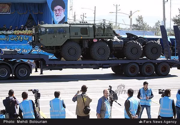 Theo các nhà quan sát, trong cuộc duyệt binh Iran đã giới thiệu hai hệ thống radar cùng một xe chỉ huy và một xe cẩu thuộc thành phần tổ hợp tên lửa phòng không S-300. Tất cả các khí tài này đều đặt trên xe đầu kéo dân sự để duyệt binh thay vì tự chạy. Có khả năng các binh sĩ Iran được đào tạo vận hành S-300 vẫn chưa về nước. Trong ảnh là xe đầu kéo MAZ-543 có thể là dùng để lắp đặt bệ phòng hoặc đài điều khiển tổ hợp S-300.