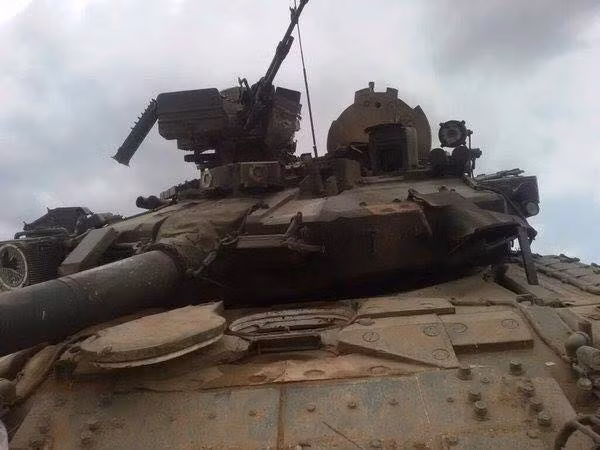 Những bức ảnh ban đầu cho thấy phần tháp pháo xe tăng bị hư hại nặng. Cụ thể, một trong hai đèn hồng ngoại hệ thống phòng vệ chủ động Shtora-1 bị văng mất, chiếc còn lại thì bị vỡ, một phần giáp Kontakt-5 bị biến mất. Trong khi đó, giáp ERA trên thân xe vẫn còn nguyên. Khả năng là phiến quân đã bắn thẳng đạn tên lửa vào tháp pháo gây nên những hư hại trên.