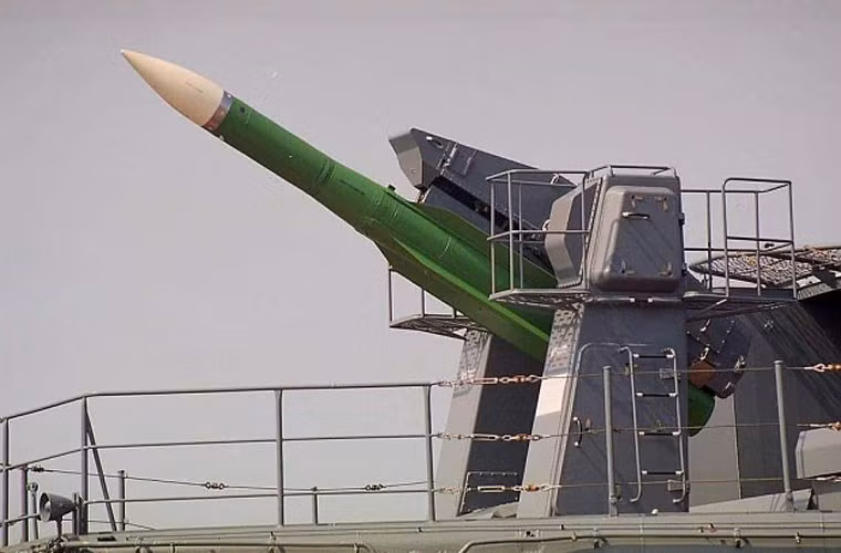 Trước đó, các tàu chiến Sovremenny do Nga đóng cho Trung Quốc được trang bị bệ phóng đơn cùng cơ cấu nạp tự động của tổ hợp tên lửa phòng không tầm trung 3S90 Uragan.