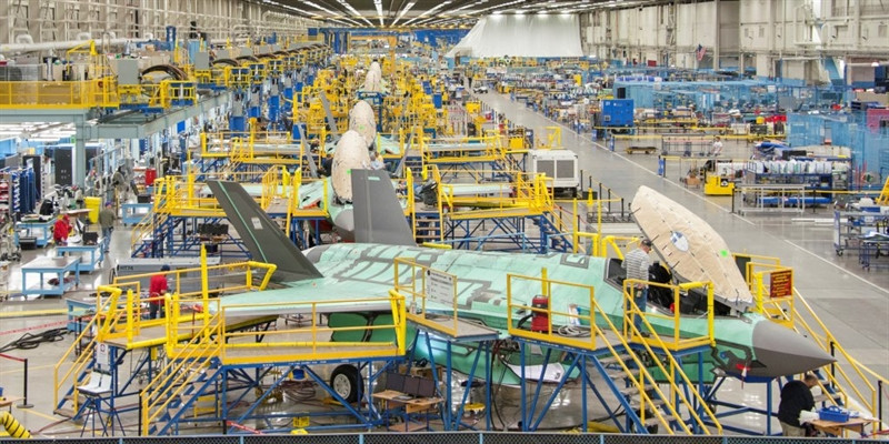 Để hất cẳng Thổ Nhĩ Kỳ, Lockheed Martin và Bộ Quốc phòng Mỹ ký vào bản hợp đồng trị giá hơn 2,4 tỷ USD mua loạt linh kiện thay thế phục vụ việc phát triển tiêm kích tàng hình F-35. Sở dĩ dẫn đến tình trạng trên là do Washington loại Thổ Nhĩ Kỳ khỏi chương trình máy bay thế hệ 5 nhằm đáp trả việc Ankara mua hệ thống phòng thủ tên lửa S-400 của Nga.