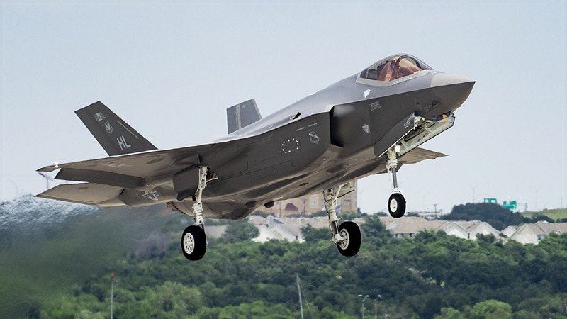 Theo đó, 10 nhà thầu Thổ Nhĩ Kỳ chịu trách nhiệm cung cấp hơn 900 bộ phận của máy bay F-35, trong đó có 400 bộ phận đặc biệt rất khó tìm nhà thầu thay thế. Đặc biệt nghiêm trọng hơn đó là, việc hất cẳng Thổ Nhĩ Kỳ cũng đồng nghĩa với việc F-35 không thể phát huy hết khả năng tấn công mạnh nhất của mình khi thiếu tên lửa tàng hình SOM-J do Tập đoàn Công nghiệp Vũ khí-Tên lửa Roketsan của Thổ Nhĩ Kỳ sản xuất.