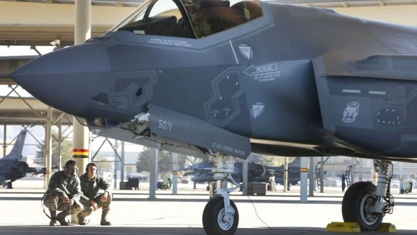 Nhưng khi đòn trả đũa này chưa làm tổn hại nhiều tới Ankara thì Lầu Năm góc đã gặp rắc rối khi các phi đội máy bay F-35 không bảo đảm khả năng sẵn sàng chiến đấu vì thiếu các linh kiện và phụ tùng quan trọng của các nhà thầu Thổ. Ankara là một trong nhóm 9 quốc gia tham gia vào chương trình phát triển máy bay F-35.